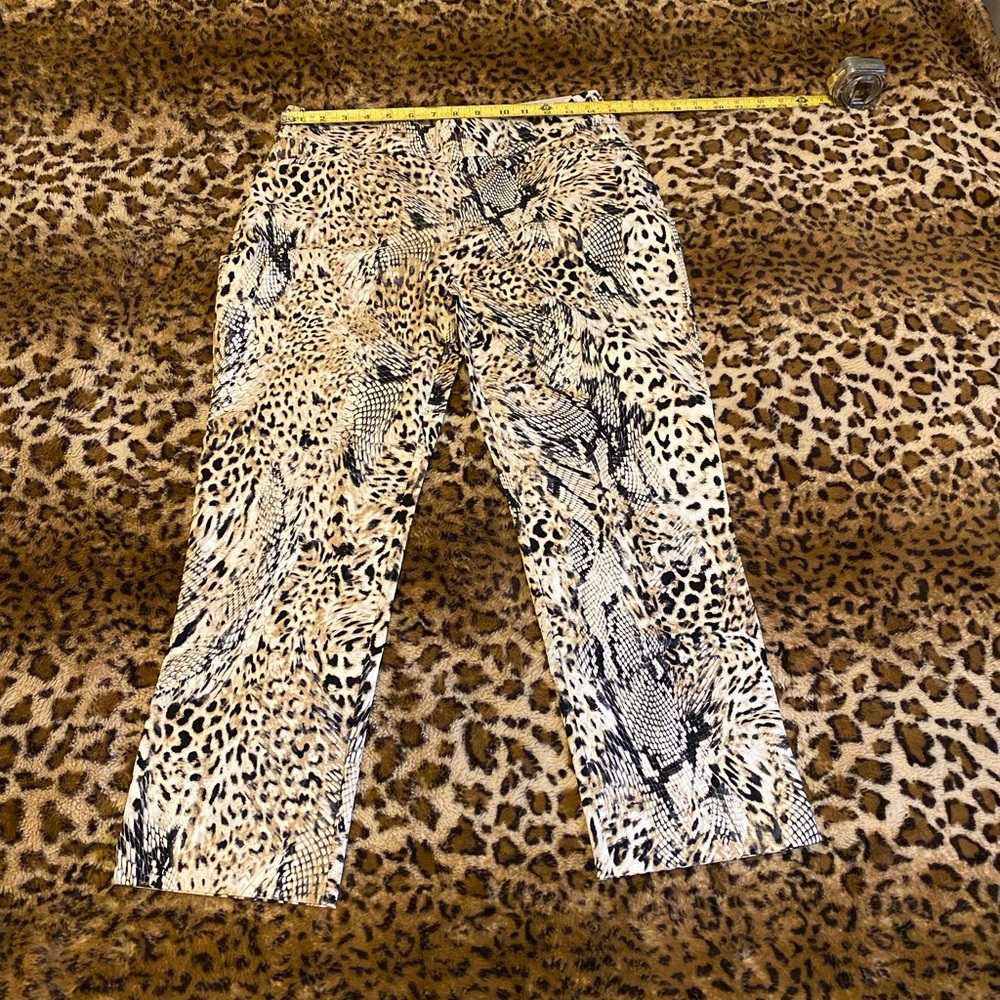 NWT Chicos leopard 🐆 print capris elastic insert waist, side vents. Size 5